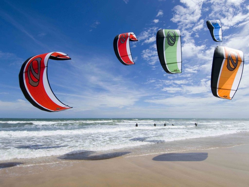 Pipas gigantes e kitesurfistas, em Praia do Cumbuco